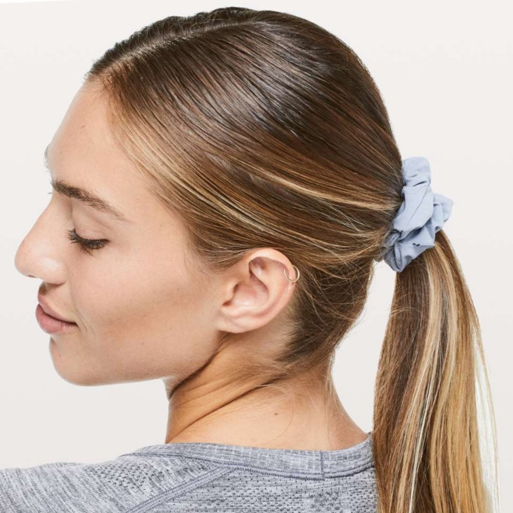 🆕 Lululemon Light Blue Uplifting Scrunchie NWT - Picture 5 of 6